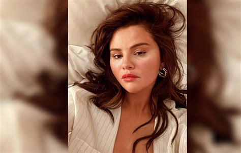 selena gomez leaked nsfw|Selena Gomez Strips Down for Bathtub Photo During Paris Getaway